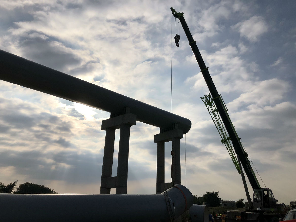 最后一节钢管吊装.jpg